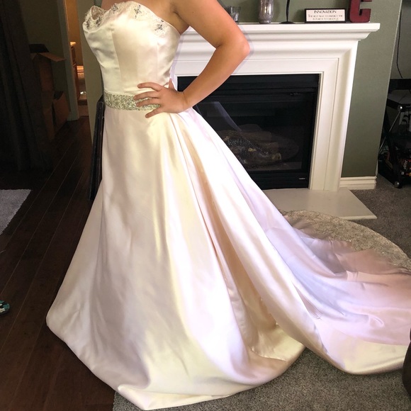 Wedding dress and tiara - Picture 2 of 8